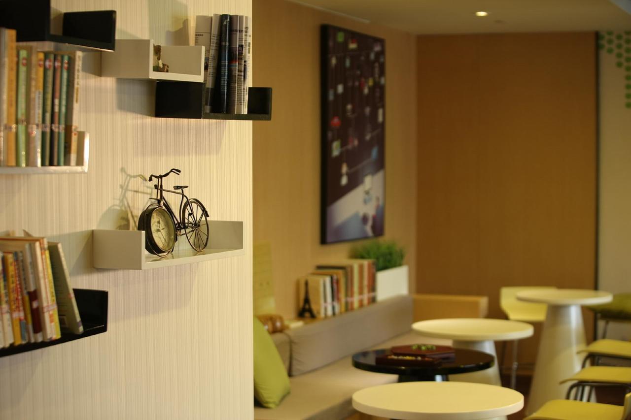 Iu Hotel Urumqi Shinianzi Bus Station מראה חיצוני תמונה